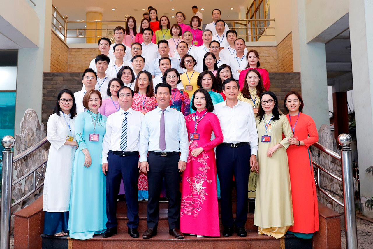 small_20240415-bo-truong-trao-qd-nxb-16.jpg