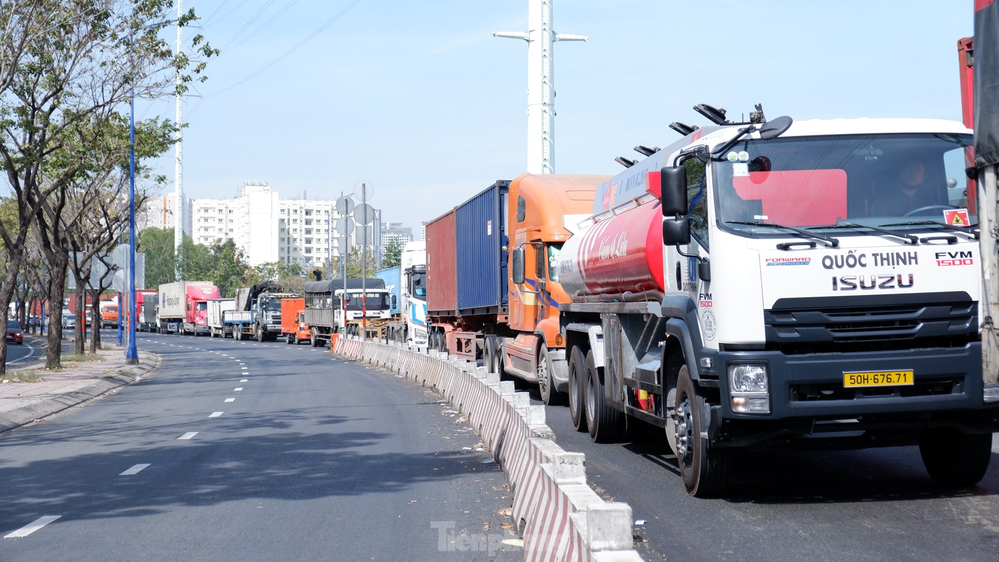 Long queue of trucks 'standing still' on the way to Cat Lai port, HCMC photo 1