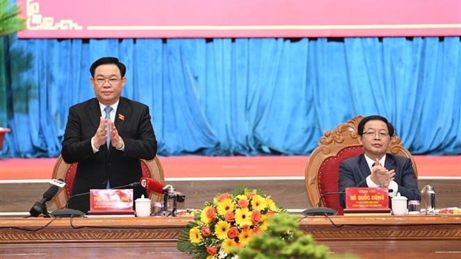 Le président de l'Assemblée nationale Vuong Dinh Hue travaille avec le Comité permanent du Comité provincial du Parti de Binh Dinh