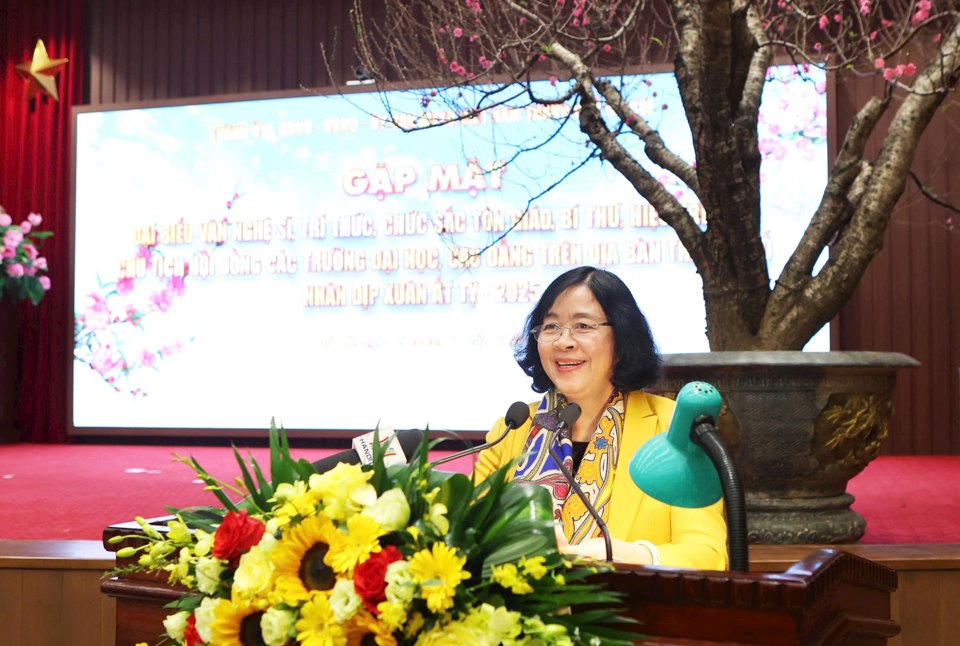 La miembro del Politburó y secretaria del Comité del Partido de la ciudad, Bui Thi Minh Hoai, habló en la reunión.