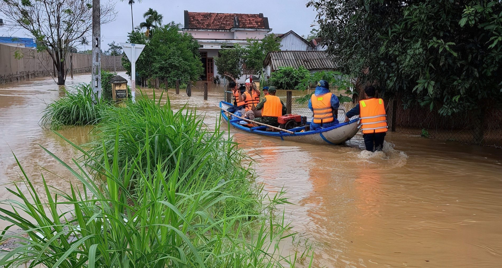 La montée des eaux de crue provoque de profondes inondations dans de nombreux endroits, Quang Ngai publie un télégramme urgent