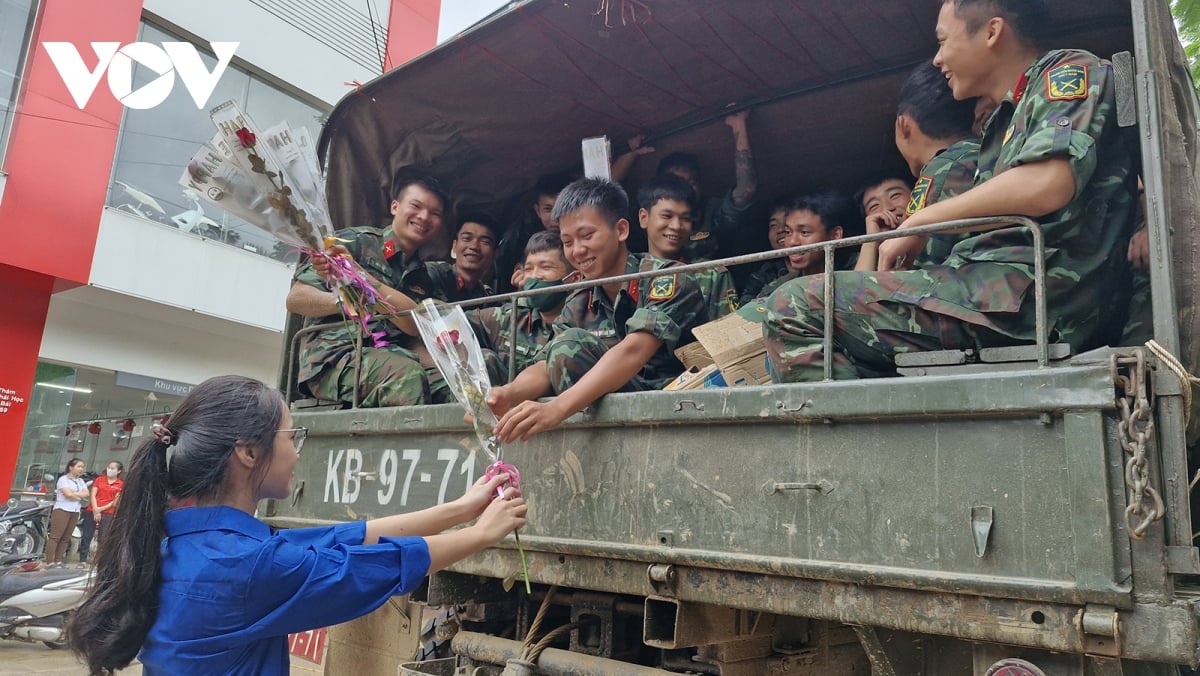 nguoi dan vung lu yen bai bin rin chia tay bo doi hinh anh 8