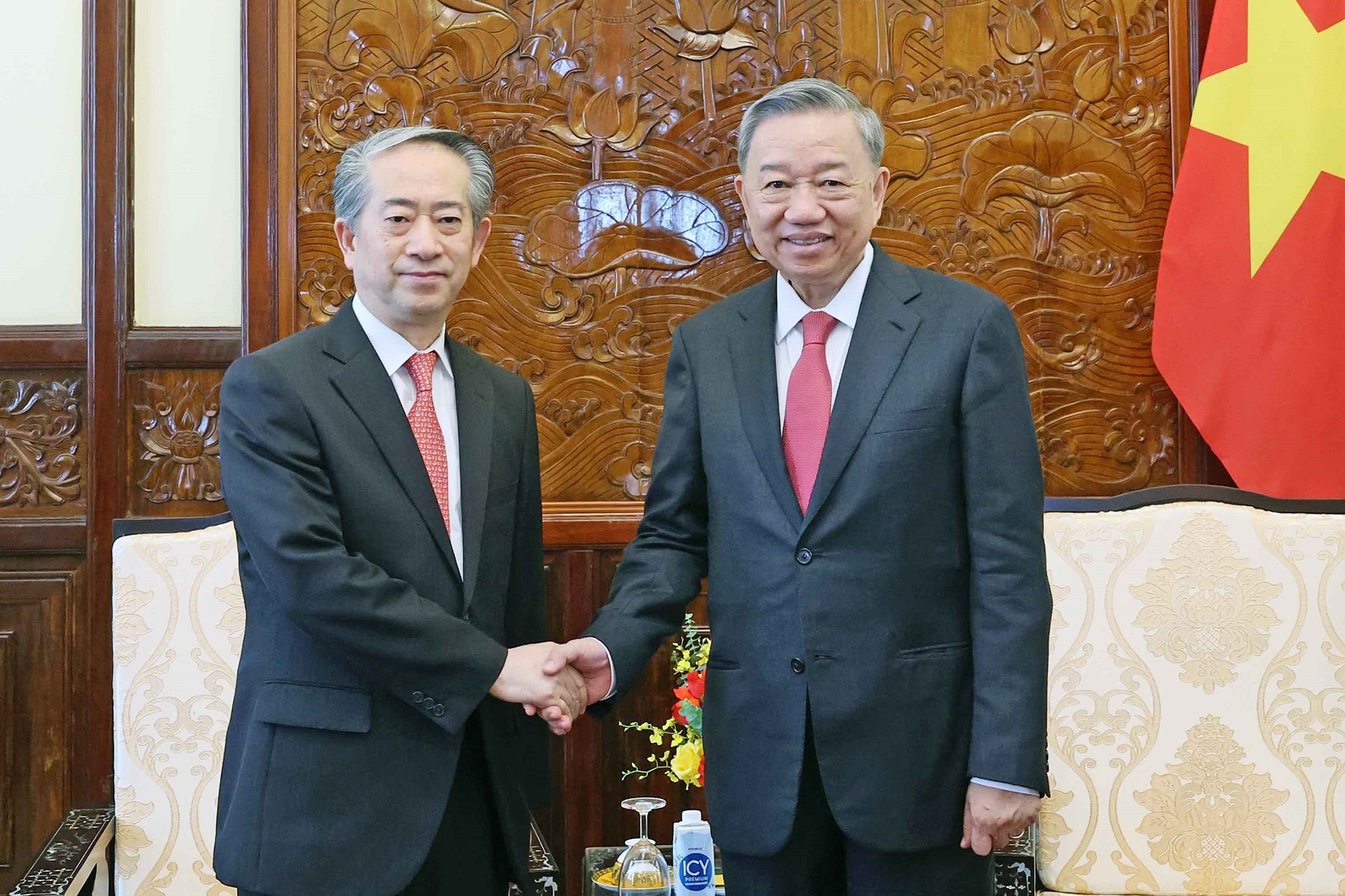 President hopes Vietnam-China relations will become more substantive and effective