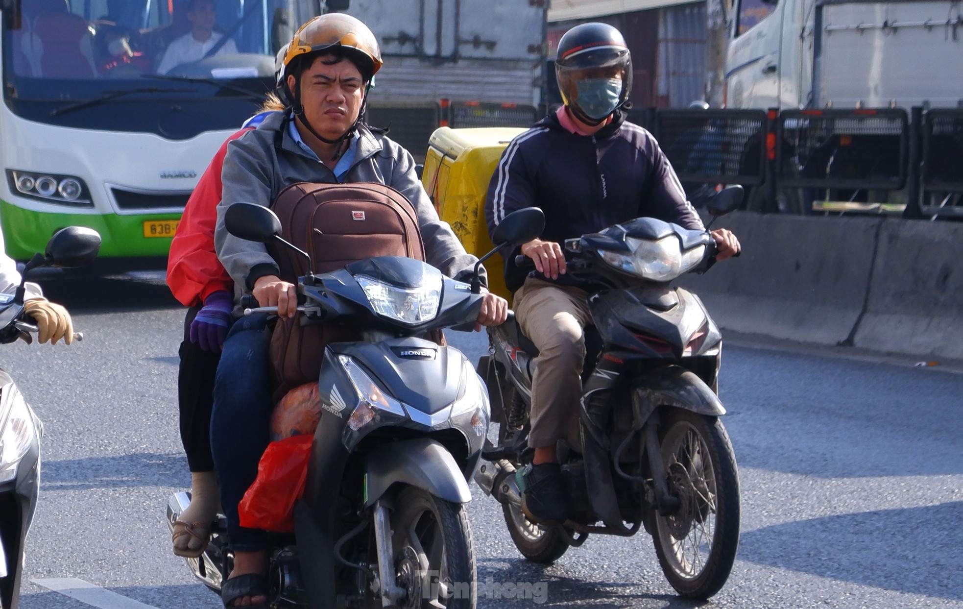 Die Menschen trotzen der Sonne, die Fahrzeuge reihen sich am ersten Tag des Feiertags am 30. April vor den Toren von Ho-Chi-Minh-Stadt auf. Foto 7