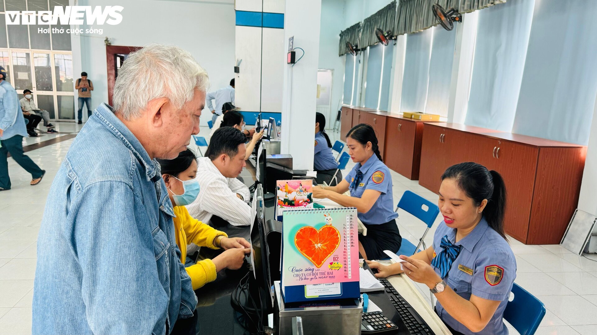 Der Bahnhof Saigon eröffnet am ersten Tag den Tet-Ticketverkauf, die Leute kaufen problemlos Tickets – 8