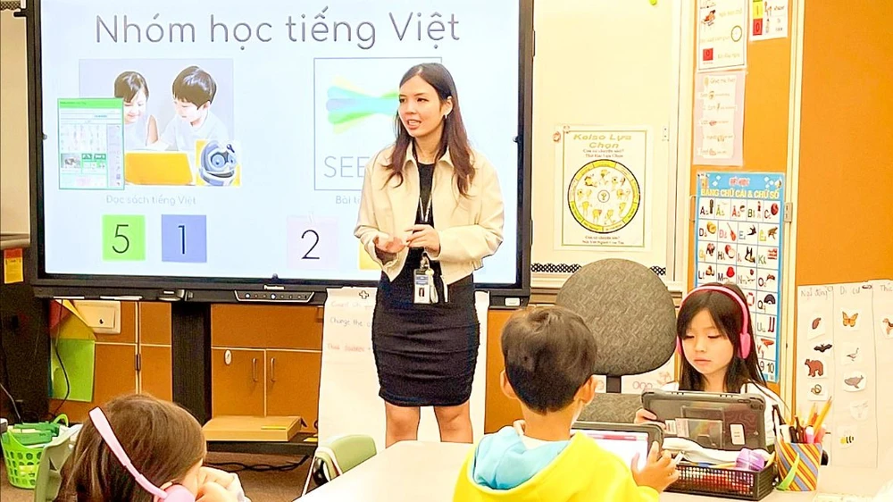 Eine Vietnamesischklasse an der White Center Heights Elementary School, Burien City, Washington State, USA