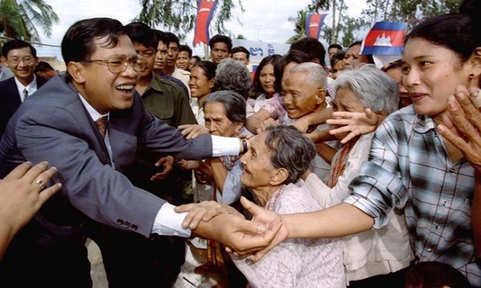 Mr. Hun Sen shakes hands with supporters in 1997. Photo: Reuters