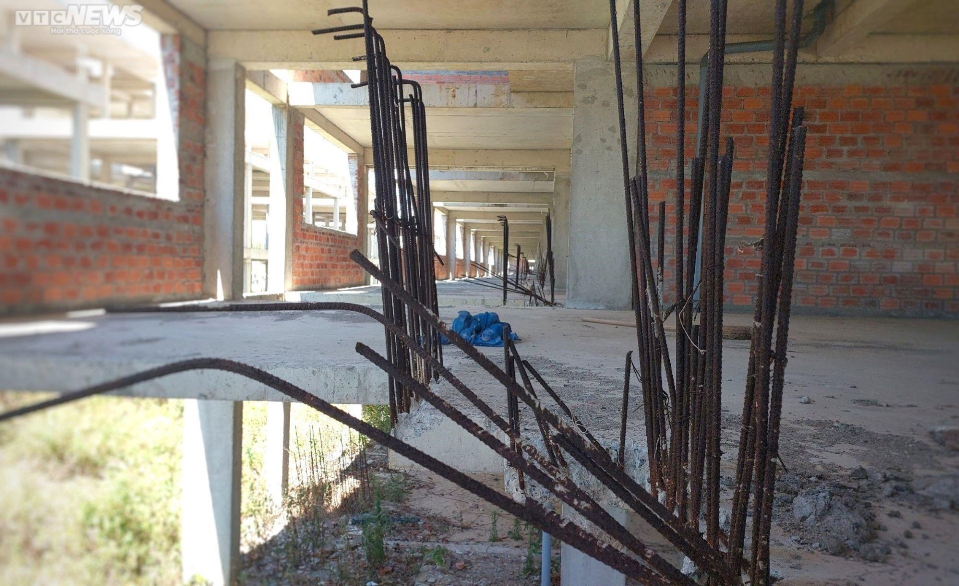 Escena desoladora en el proyecto turístico y de entretenimiento Cocobay de 11.000 billones de VND en Da Nang - 8