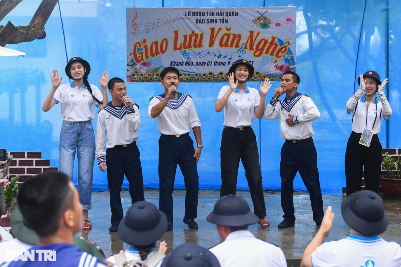 Hơn 200 thanh niên, sinh viên rưng rưng niềm tự hào tới thăm Trường Sa - 10