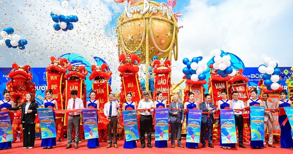 Fuegos artificiales en Binh Thuan y un parque acuático de 7 ha inaugurados para celebrar el 2 de septiembre