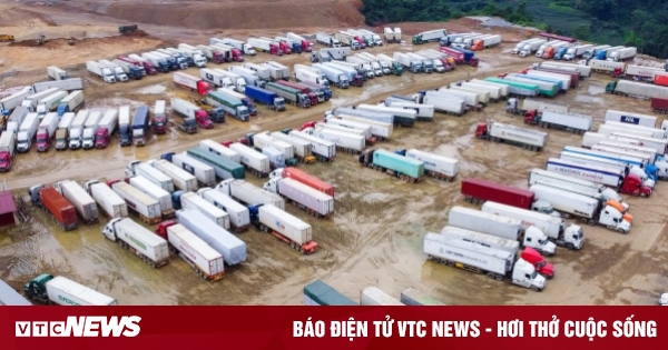 Hundreds of durian trucks pile up at the border gate, Lang Son seeks ways to prevent congestion