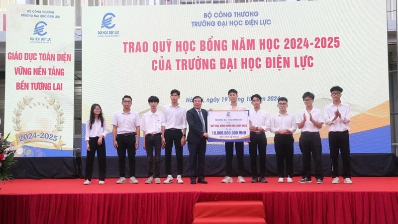 Trường Đại học Điện lực khai giảng năm học 2024-2025, trao bằng tốt nghiệp cho hơn 950 sinh viên