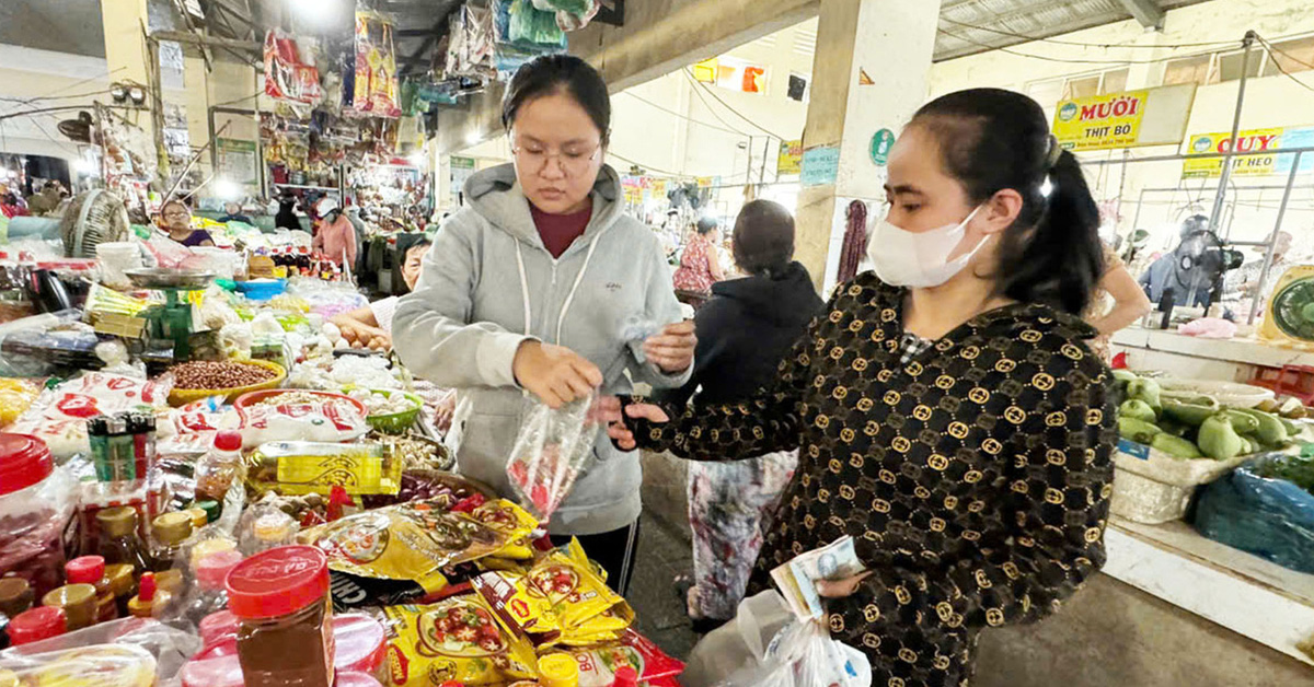 Bà nuôi cháu mất cha mẹ từ mới lọt lòng: Nó đậu đại học tui mừng quá!