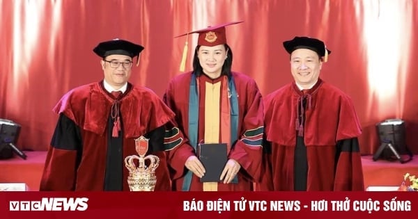 Volleyball beauty Kim Hue receives master's degree in economics at age 42