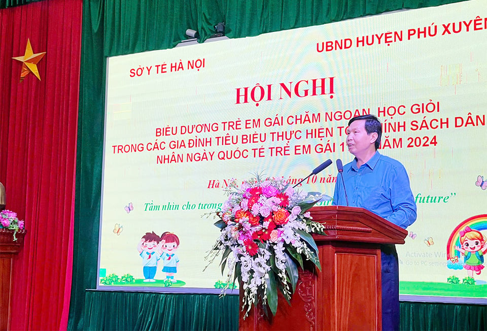 El subdirector del Departamento de Salud de Hanoi, Tran Van Chung, habló en la conferencia.