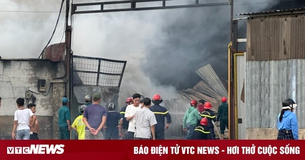 2,000 m2 mattress factory caught fire, the fire spread and burned down the entire rubber warehouse