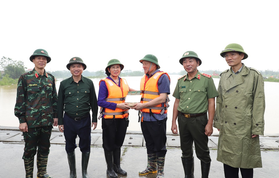 Phó Thủ tướng Thường trực Chính phủ Nguyễn Hòa Bình tặng quà động viên Đảng bộ, chính quyền và Nhân dân Hà Nam. Ảnh: Công an Hà Nam