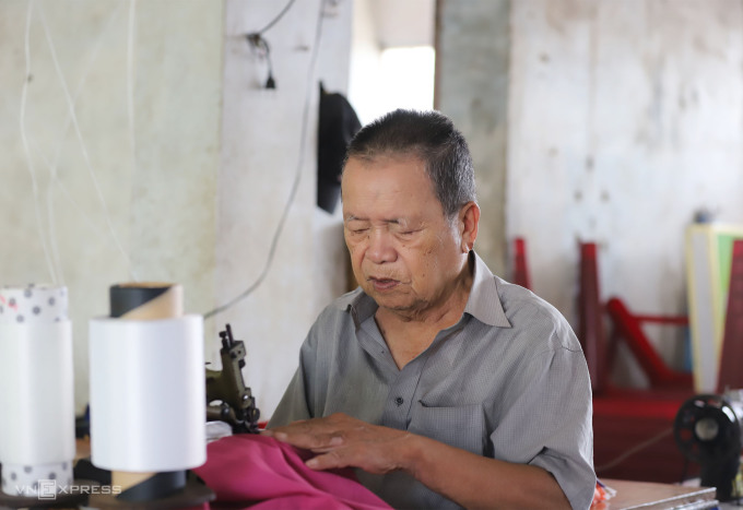 Elderly people work in a garment factory at Dong Ba market (Thua Thien Hue). Photo: Vo Thanh