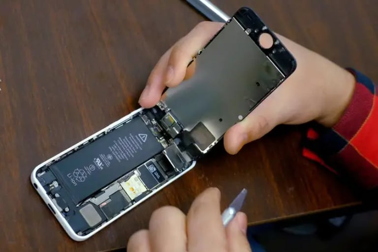 EU ép iPhone phải trang bị pin rời là ‘ý tưởng tồi’? - Ảnh 1.