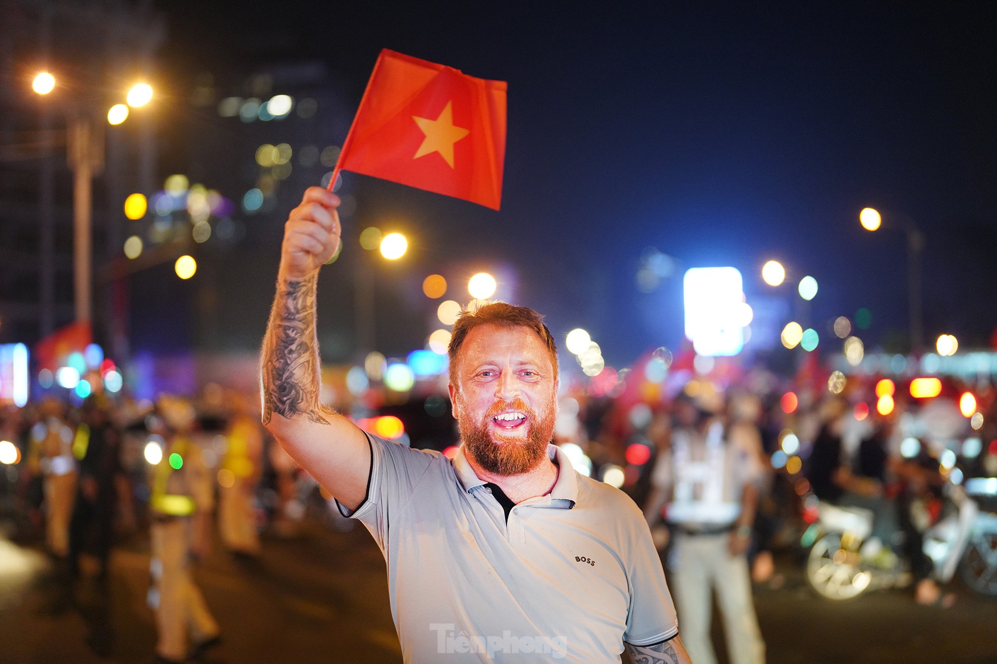 Les fans de Ho Chi Minh-Ville appliquent du rouge sur le marché Ben Thanh et les rues centrales, photo 7