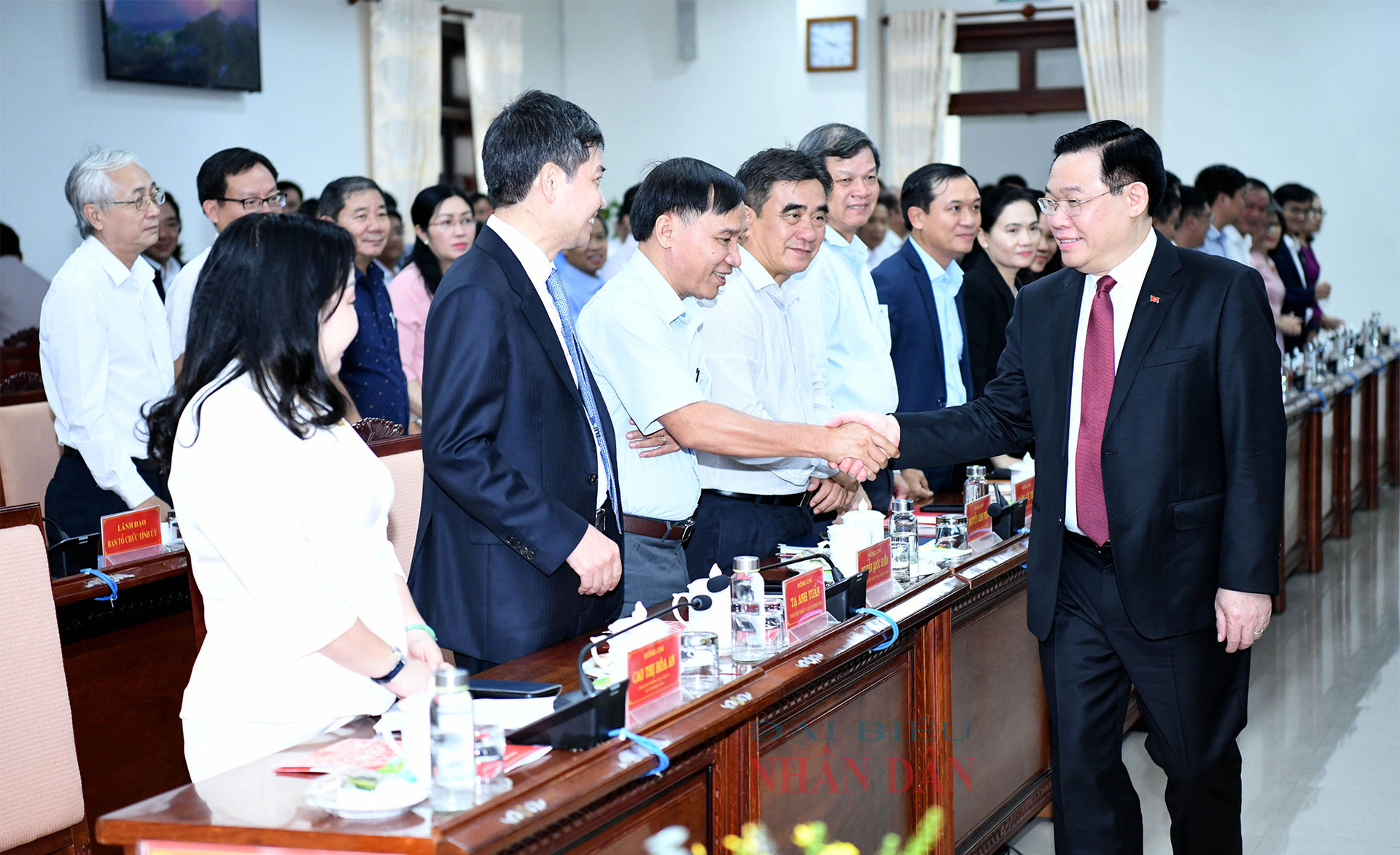 Le président de l'Assemblée nationale, Vuong Dinh Hue, travaille avec le Comité permanent du Comité provincial du Parti de Phu Yen -0