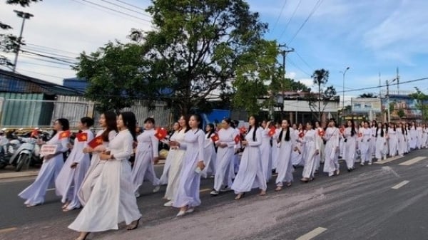 5.000 mujeres participan en el Festival Ao Ba Ba y Ao Dai, estableciendo un récord vietnamita