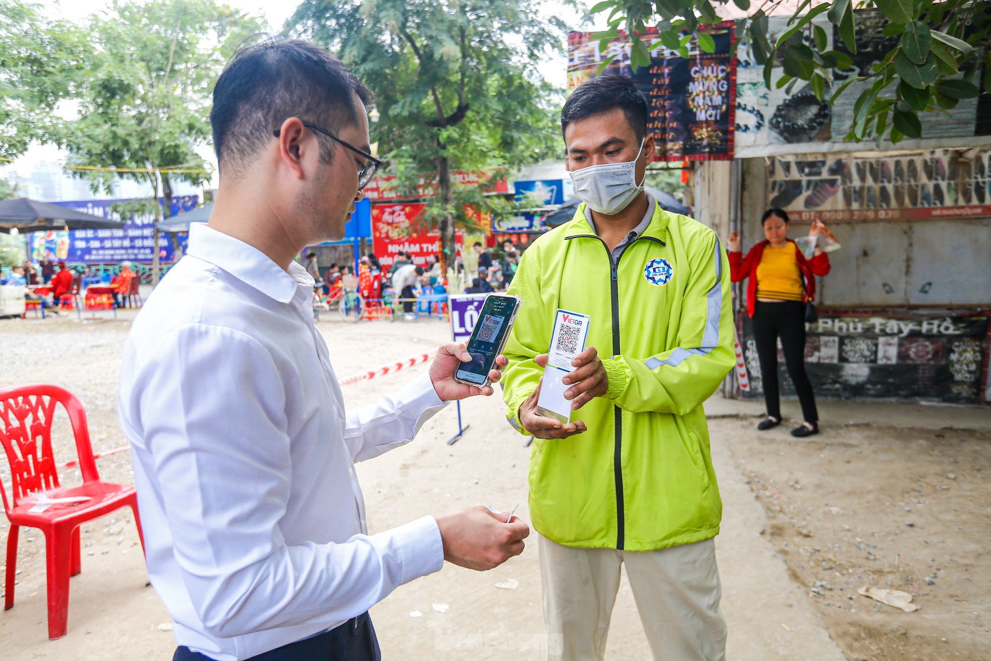 Cashless parking fee collection, no more waiting for hours at Tay Ho Palace during Tet holiday photo 21