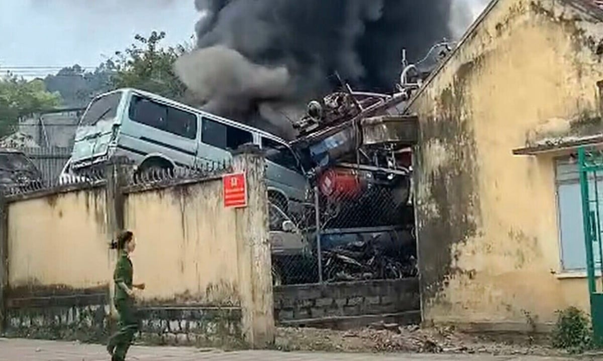 Incendie sur le parking du commissariat de police de Khanh Hoa