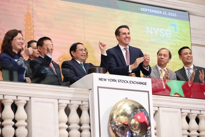 Prime Minister Pham Minh Chinh (third from left) pressed the bell to open the stock trading session on September 21. Photo: Nhat Bac