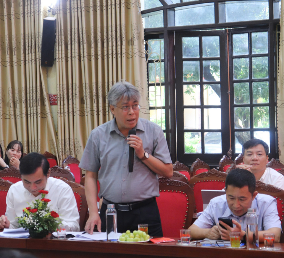 Deputy Director of Hanoi Department of Planning and Architecture Pham Quoc Tuyen spoke at the meeting.