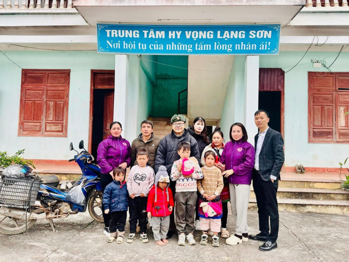 El Sr. Nguyen Trung Chat (con sombrero, de pie en el medio), el Sr. Toan y miembros del grupo de voluntarios con la familia del Sr. Sung Po Tua en el Centro de Esperanza Lang Son, la tarde del 1 de marzo. Foto: Personaje proporcionado