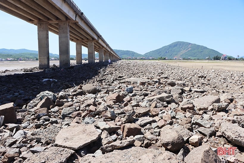 Der Auftragnehmer „vergaß“ Hunderte Tonnen „Müll“ aus Stein und Beton unter der Cua Nhuong-Brücke