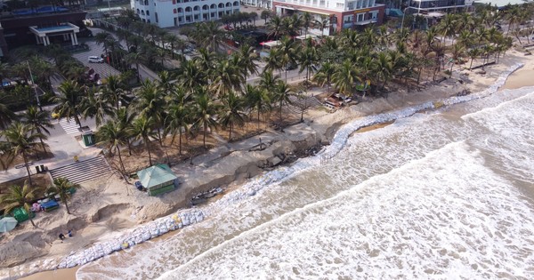 Scene of hundreds of meters of temporary dike built to save 'most beautiful beach in Asia'