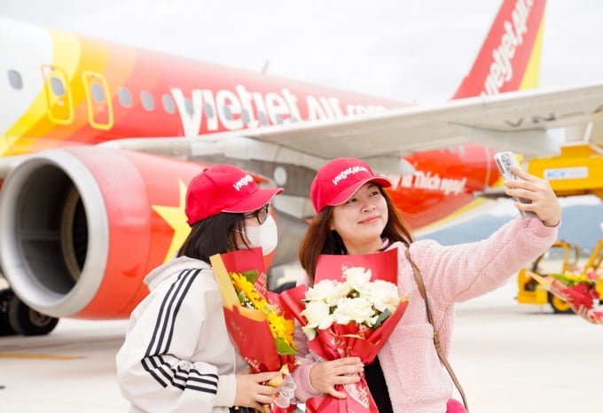 Die ersten Passagiere erleben den Vietjet-Flug zwischen Hanoi und Dien Bien. Foto: Quang Nguyen