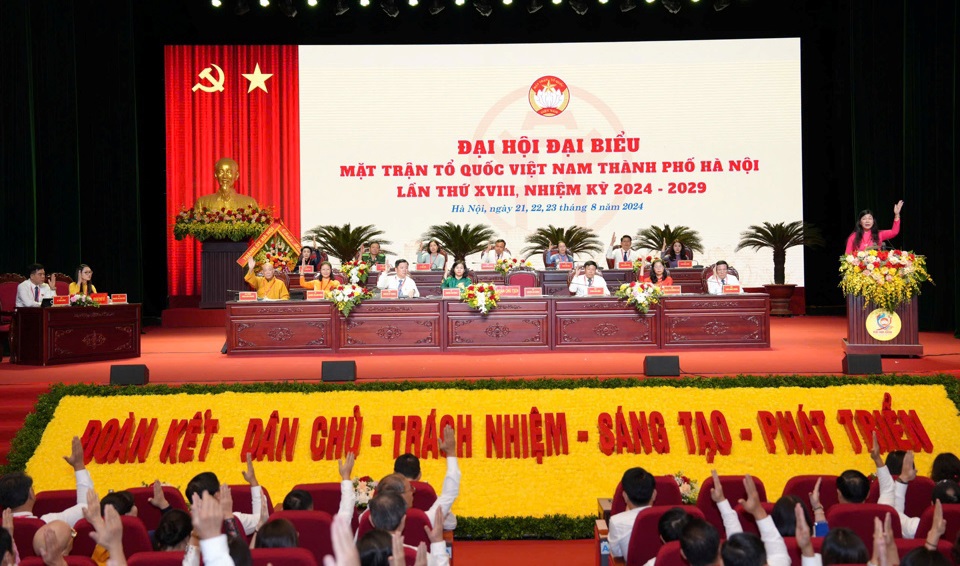 Escena de la primera sesión de trabajo del XVIII Congreso de Delegados del Frente de la Patria de Vietnam de la ciudad de Hanoi