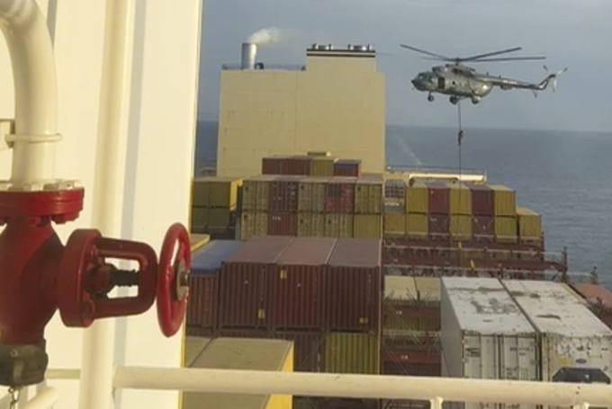 หน่วยคอมมานโด IRGC ร่อนลงจากเฮลิคอปเตอร์ลงบนเรือบรรทุกสินค้า MSC Aries ในวันที่ 13 เมษายน ในช่องแคบฮอร์มุซ ภาพ : เอพี