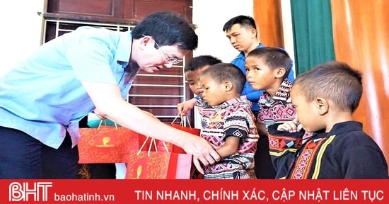 Nhiều phần quà đến với trẻ em dân tộc Chứt nhân dịp Tết Thiếu nhi