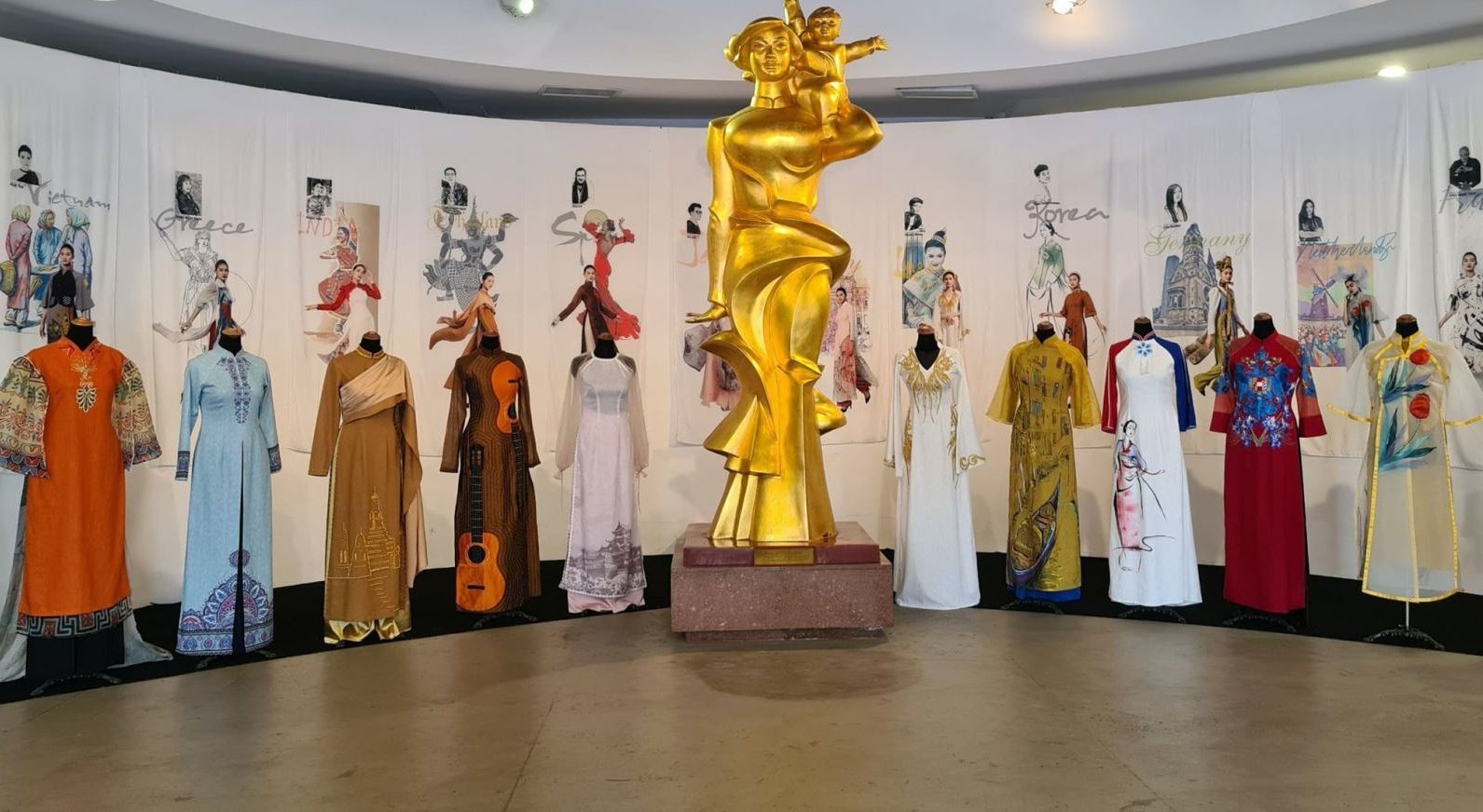 Visiting the Vietnamese Women's Museum on the occasion of October 20