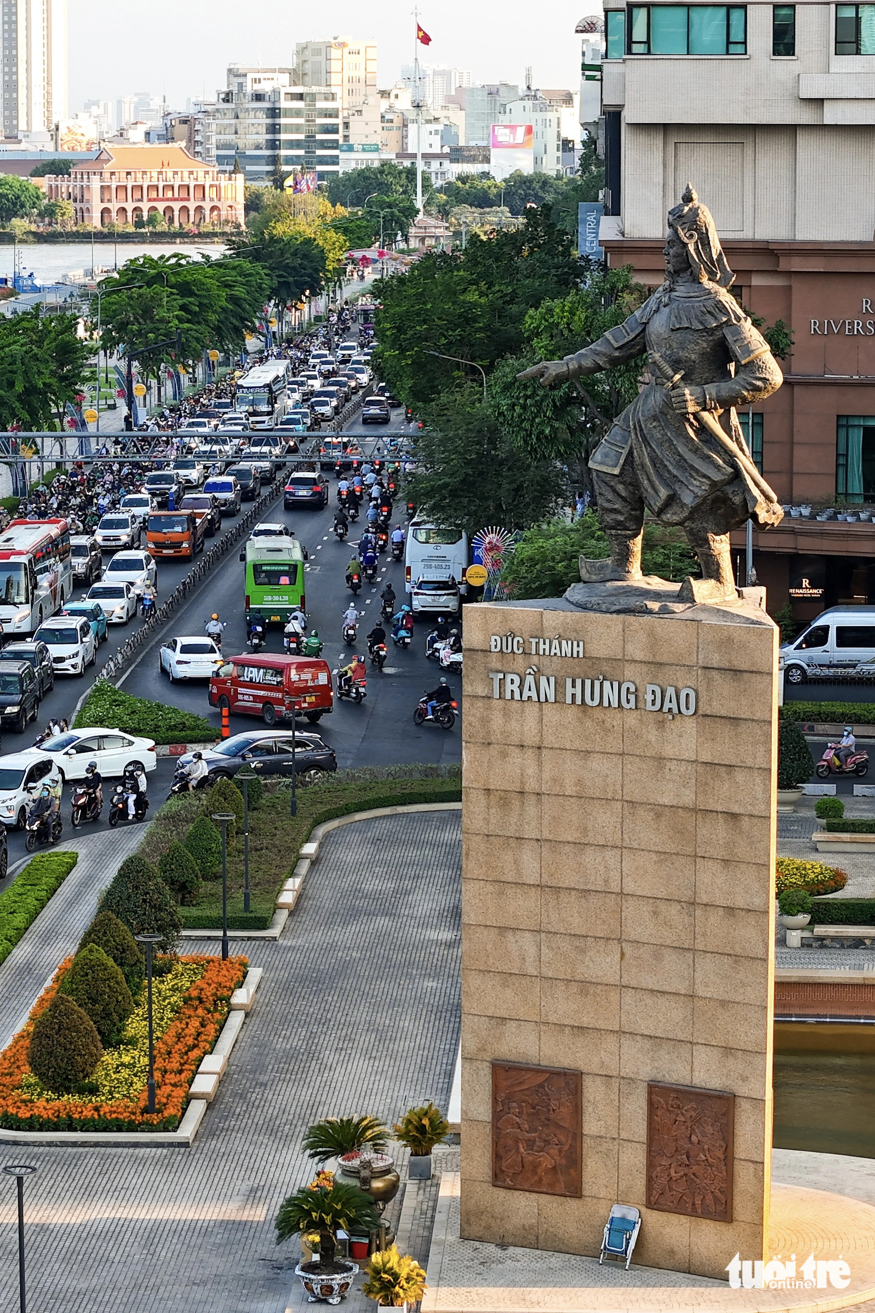 Bức tượng Hưng Đạo Đại Vương cao gần 6m, đứng trên một bục lăng trụ tam giác cao gần 10m