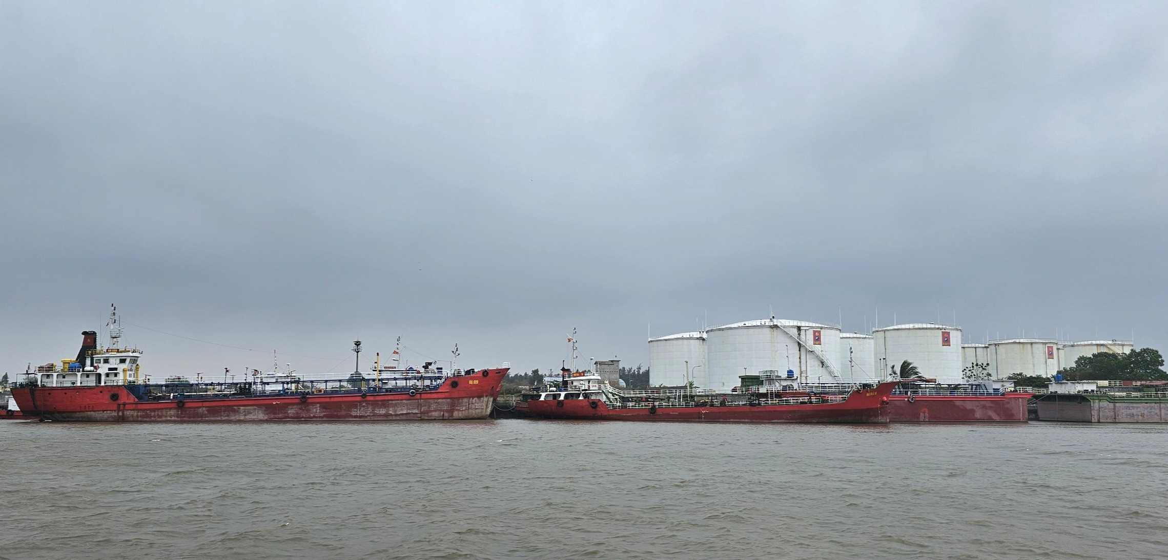 Hai Ha Petro's oil depot and oil tankers have been sealed and managed by the investigation agency since January 10. Photo: Nam Hong