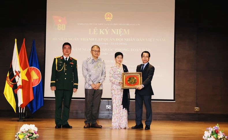 Celebrando el 80 aniversario de la fundación del Ejército Popular de Vietnam en Brunei Darussalam foto 3