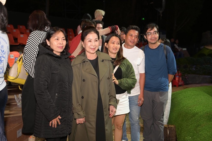 Der Volkskünstler Kim Xuan machte Fotos mit dem Publikum, das die Show ansah.