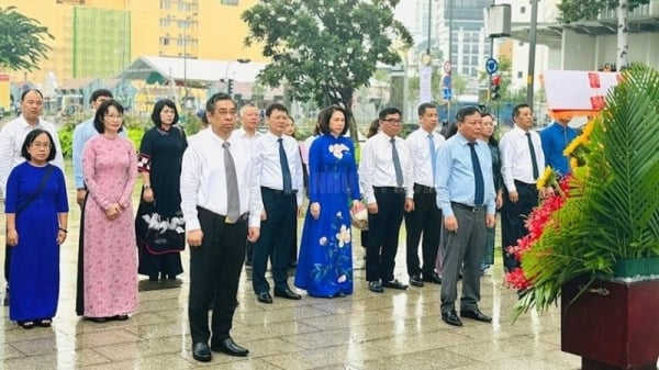 Delegation of Hanoi Capital offered incense to commemorate President Ho Chi Minh