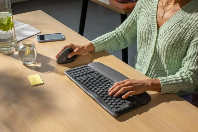 ロジクール、快適で健康的な作業を実現するWave Keysエルゴノミックキーボードを発売 画像1