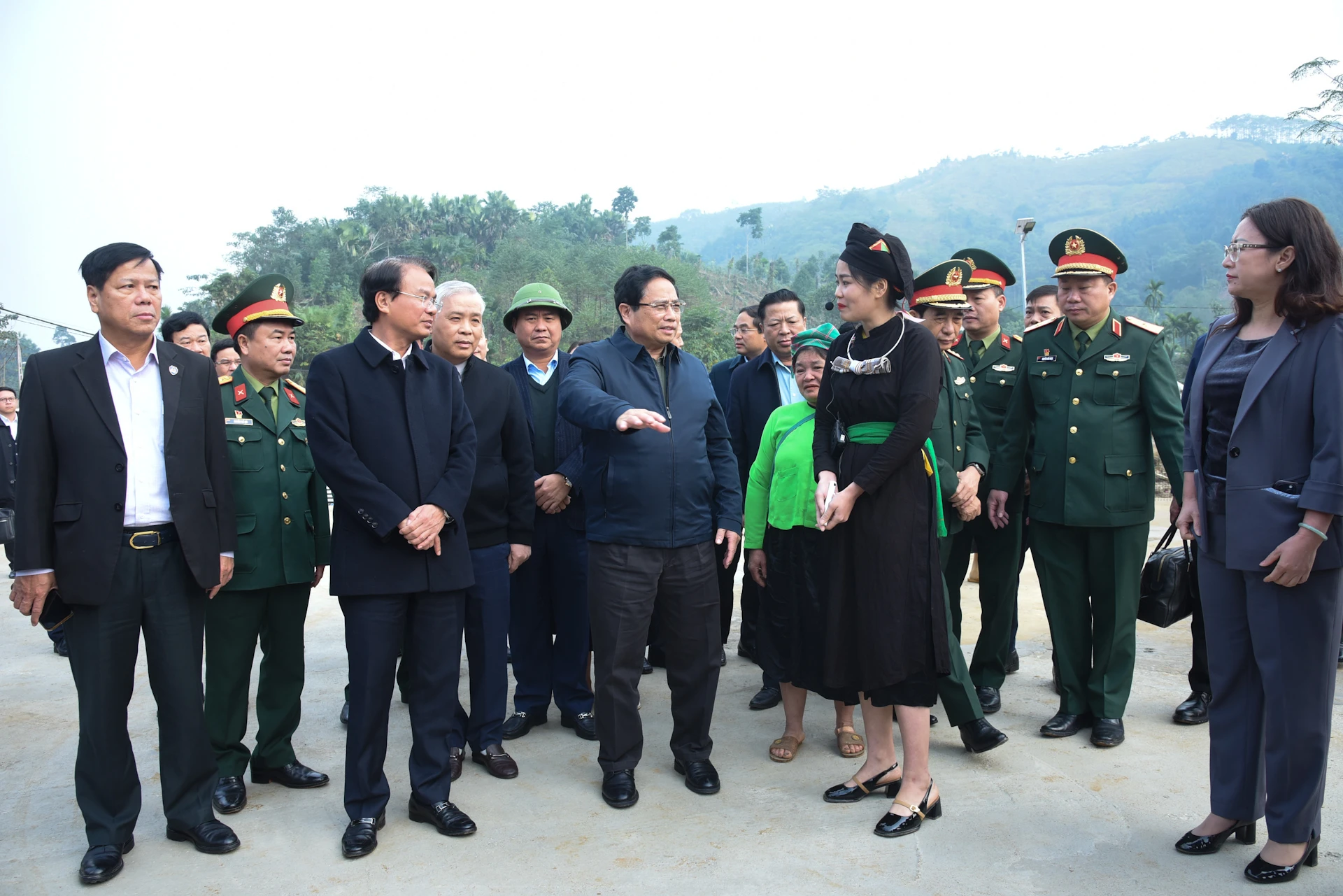 [Foto] Premierminister Pham Minh Chinh nimmt an der Einweihungszeremonie des Wiederaufbauprojekts für das Dorf Lang Nu teil. Foto 1