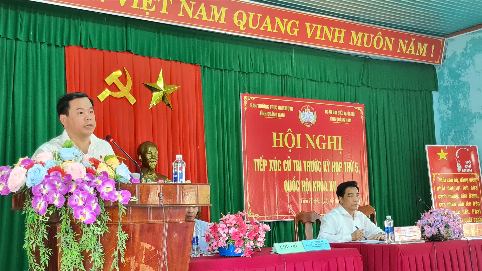 Le délégué Vuong Quoc Thang a informé les électeurs d’un contenu important. Photo: D.L