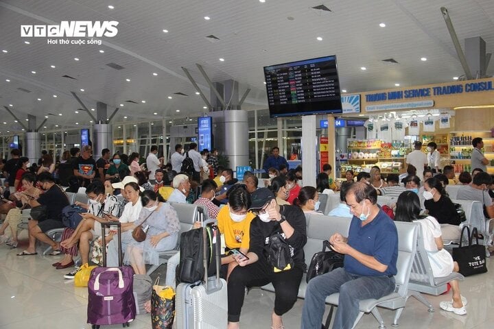 La Autoridad de Aviación Civil dijo que aunque las aerolíneas han agregado miles de vuelos desde Hanoi y Ho Chi Minh City a los aeropuertos locales y viceversa en rutas con altas tasas de reserva, los boletos de avión del Tet todavía se están agotando rápidamente.