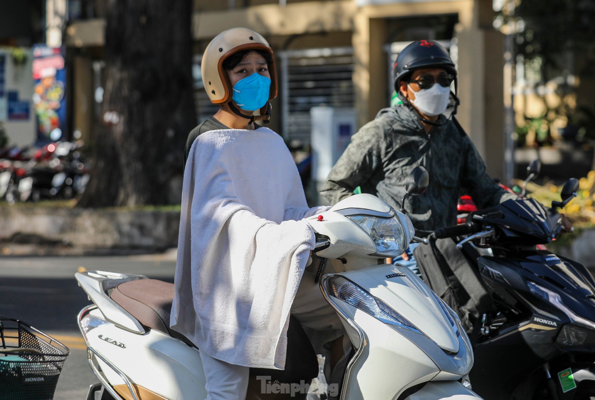 Ho Chi Minh City residents struggle under the heat of nearly 38 degrees Celsius photo 2