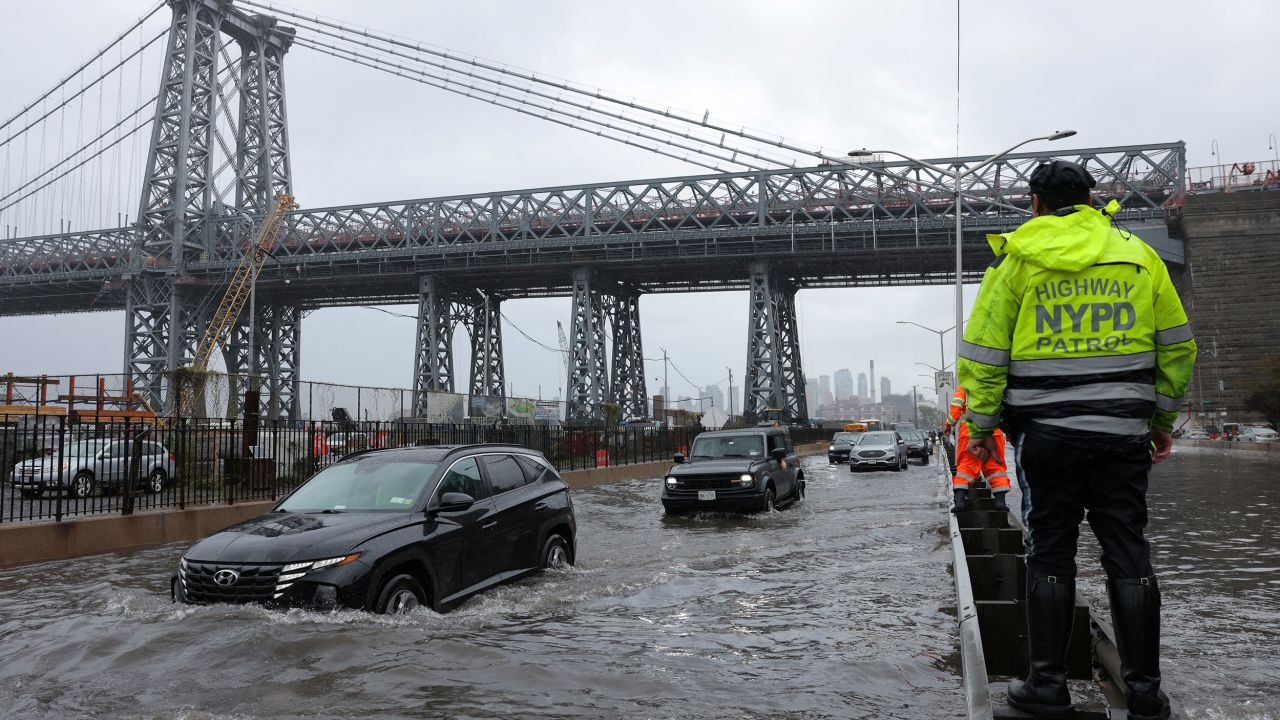 Mưa lớn ở Mỹ, New York chìm trong biển nước - Ảnh 2.