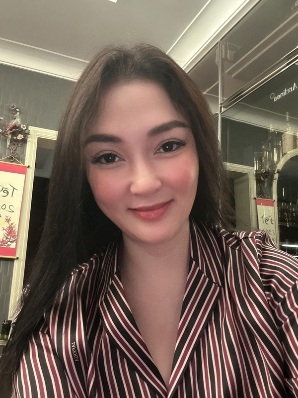 대관식을 치른 지 거의 20년이 지난 지금, 응우옌 티 후옌이 처음으로 젊은 시절의 헤어스타일을 유지하기로 한 것입니다.